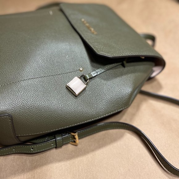 Michael Kors Hayes Backpack and matching wallet- LIKE NEW - Picture 4 of 16